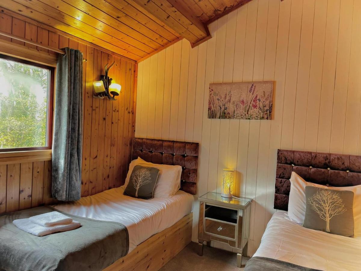 The Squirrel Lodge - Hot Tub - Pet Friendly - Pembrokeshire-Tenby Carmarthen Exteriér fotografie