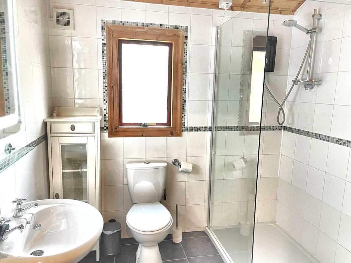 The Squirrel Lodge - Hot Tub - Pet Friendly - Pembrokeshire-Tenby Carmarthen Exteriér fotografie