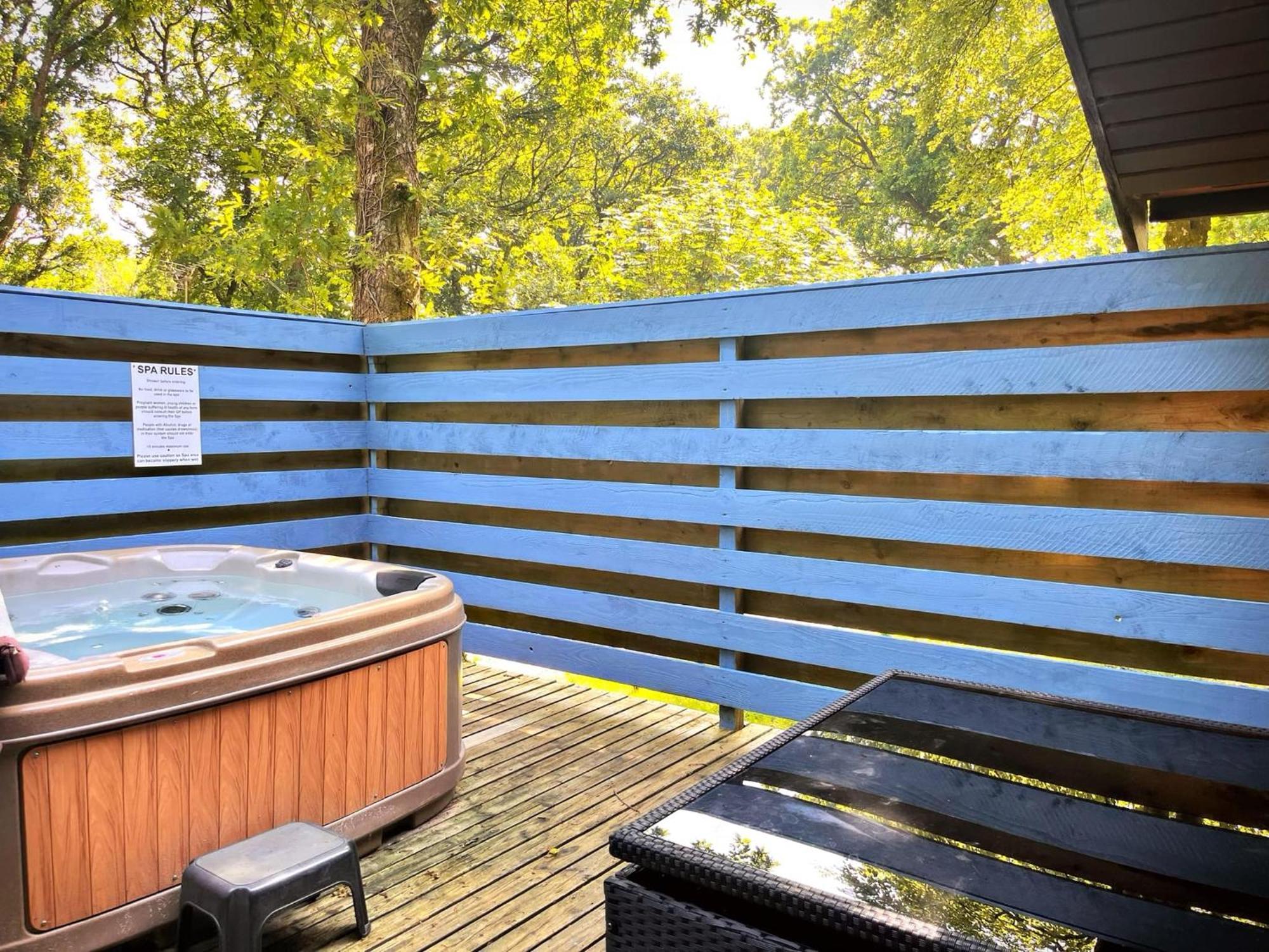 The Squirrel Lodge - Hot Tub - Pet Friendly - Pembrokeshire-Tenby Carmarthen Exteriér fotografie